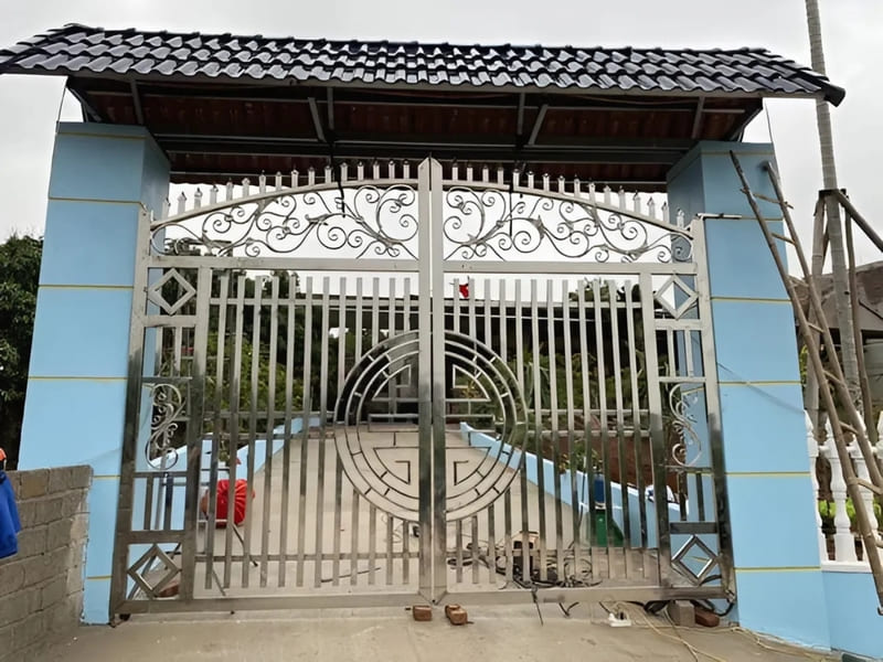 Mẫu cổng inox 2 cánh đơn giản mà đẹp